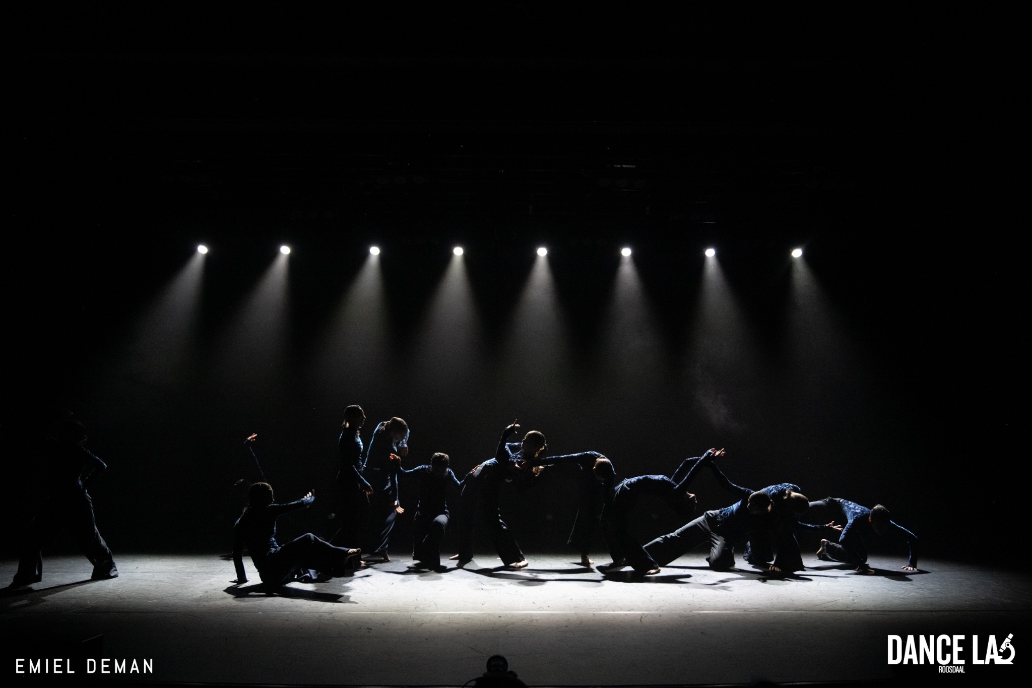 Dance Lab dansers samen onder het podiumlicht