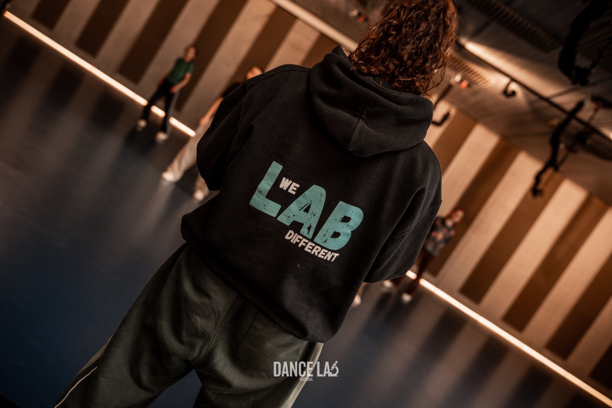 Dance Lab-danser met We Lab Different hoodie in de studio