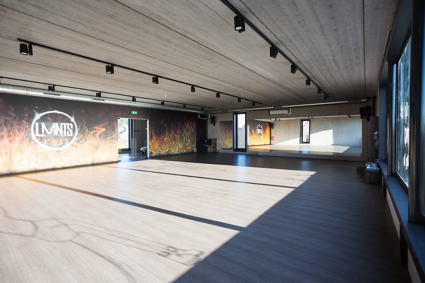 De Vuurzaal van LMNTS Roosdaal met de herkenbare vuurmuur