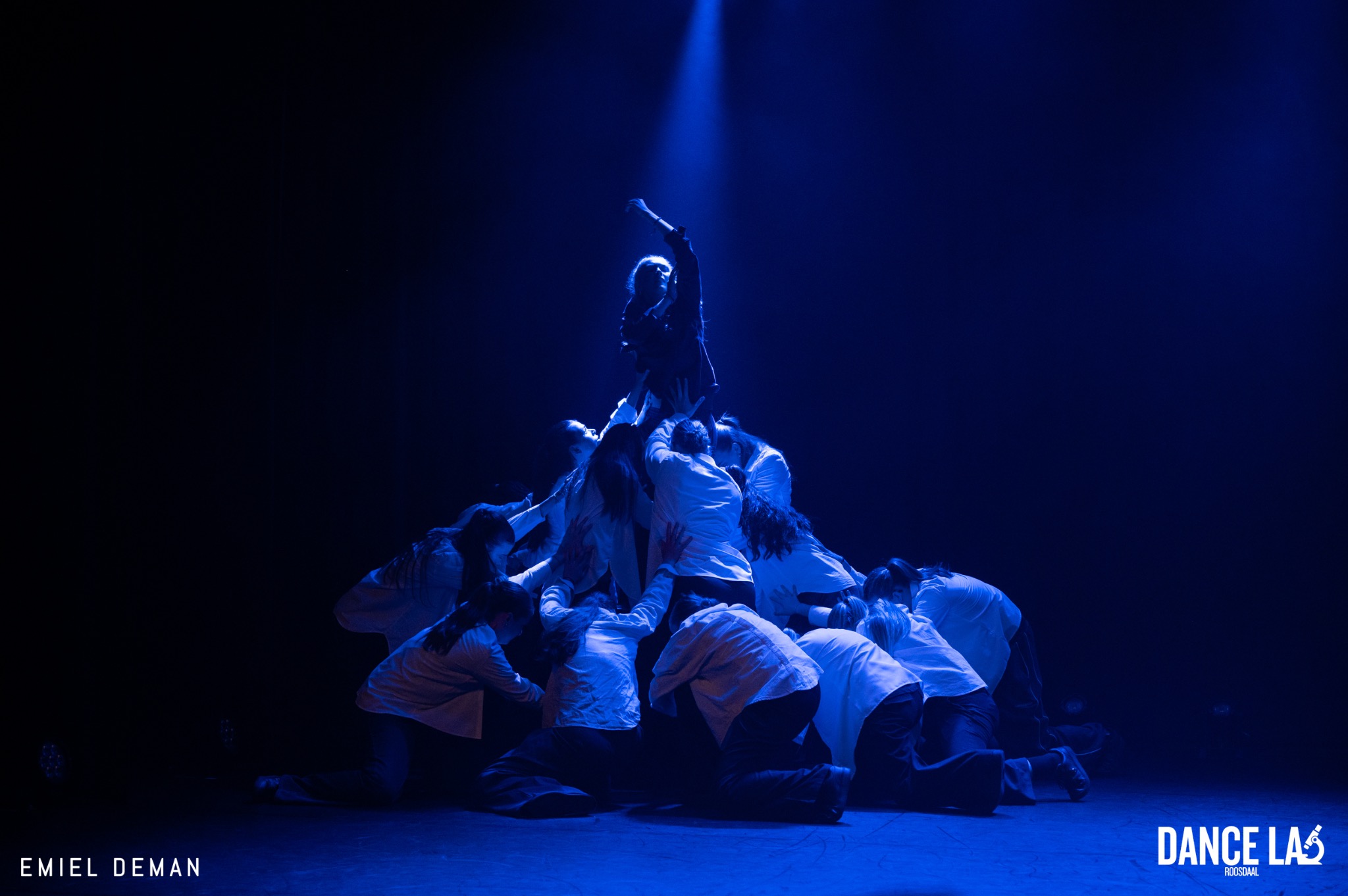 Dance Lab-dansers bouwen samen een krachtige scène op het podium